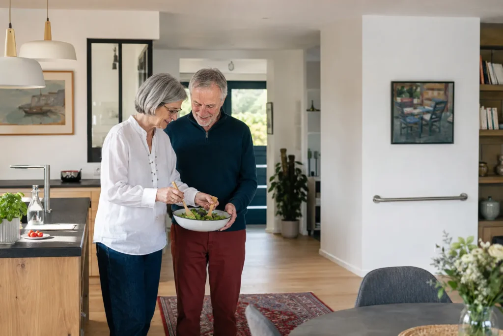 Un couple dans un logement lumineux pensé pour bien vieillir chez soi